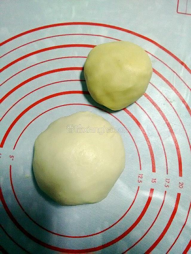 揉好的油皮和油酥材料