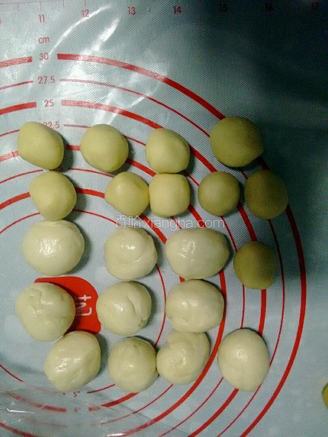 把油酥和油皮都分成10份