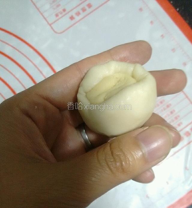 取一块油皮按扁包入油酥，全部包好盖保鲜膜松弛20分钟