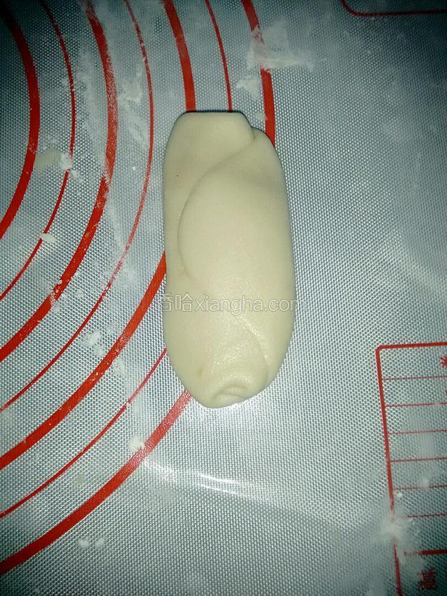 拿一个面团按扁