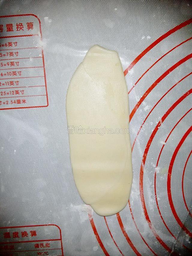 再次擀开，卷起来