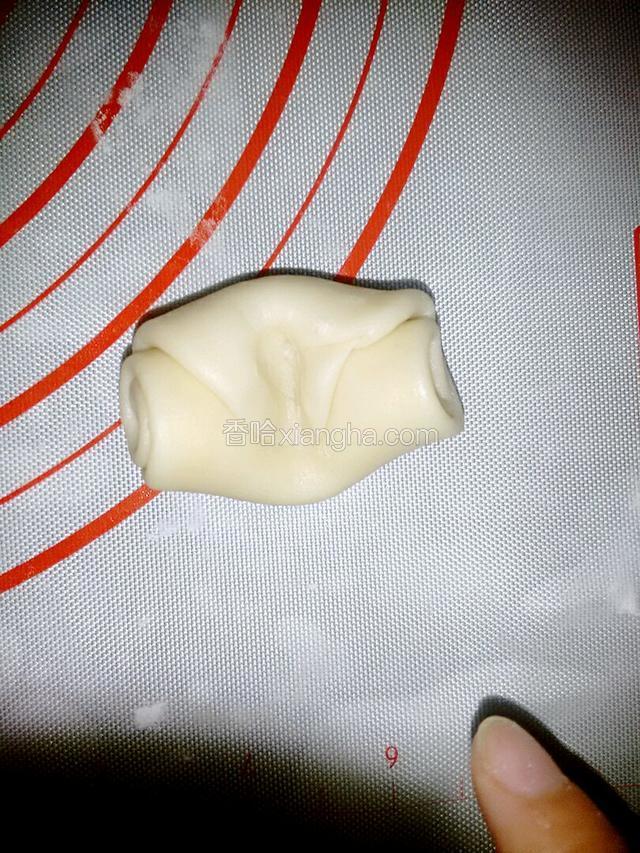 取一个面团用手指中间按压