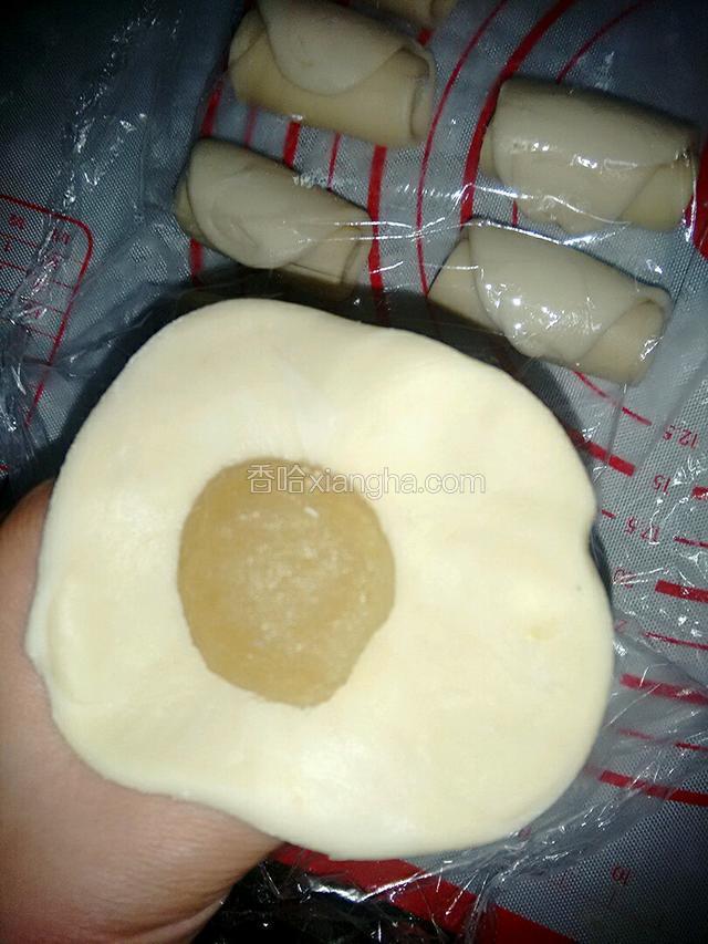 取一个面团按扁包入冬瓜馅