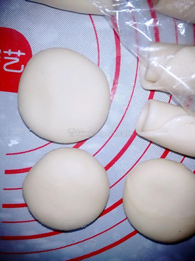 包好收口朝下，用掌心按扁，放入烤盘