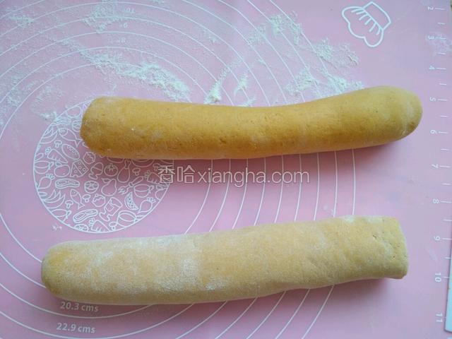 将面团再次揉匀，做成长条，备用。