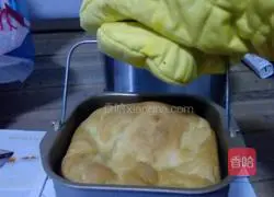 Illustration of how to make bread with a bread machine 7