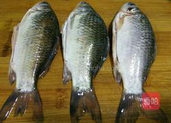 荷包蛋鲫鱼汤的做法图解2