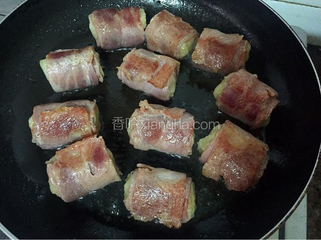 翻面继续小火煎至，几面都要煎至金黄色即装盘食用