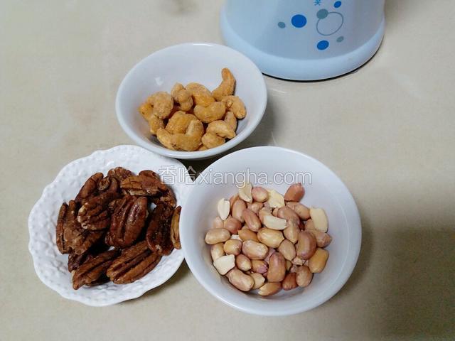 随后趁机准备馅料，取出各种果仁适量。