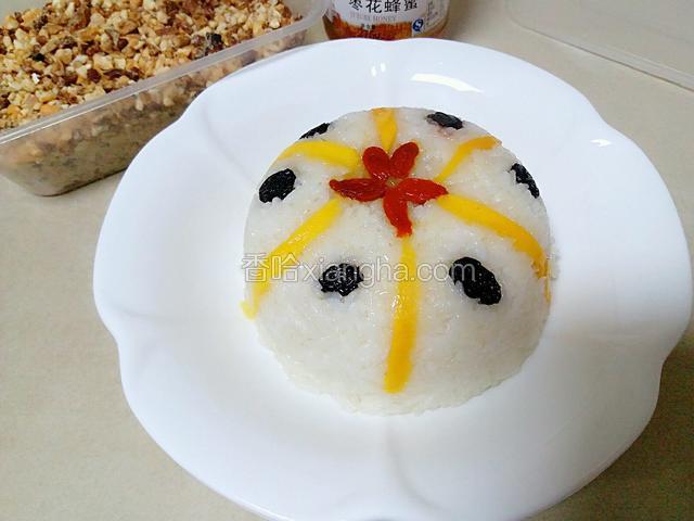 倒扣后的八宝饭，形状完好，非常漂亮。