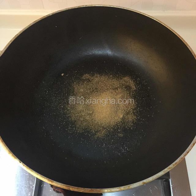 锅中放入花椒粉和五香粉炒香放凉