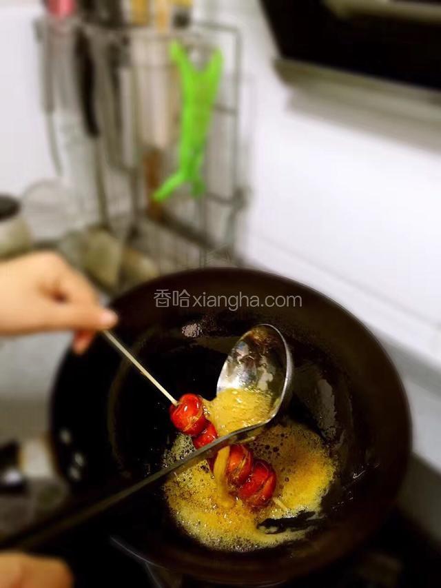 糖汁浇穿好的葫芦上，每个都要浇到