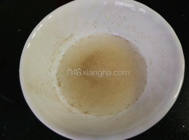 碗里加60克水，少许盐、胡椒粉化开。