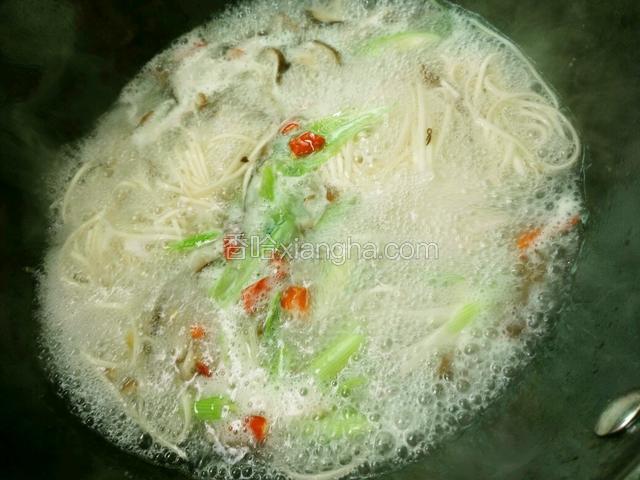 加入
辣椒大蒜，倒一勺生抽