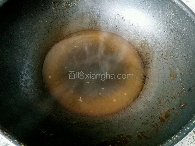 锅中留有少量酱汁再添加百克清水，水开调入芡汁，烧可即可。