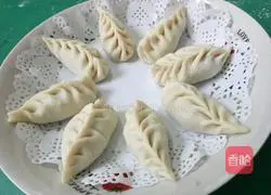 Illustration of how to make pork and cabbage dumplings 9