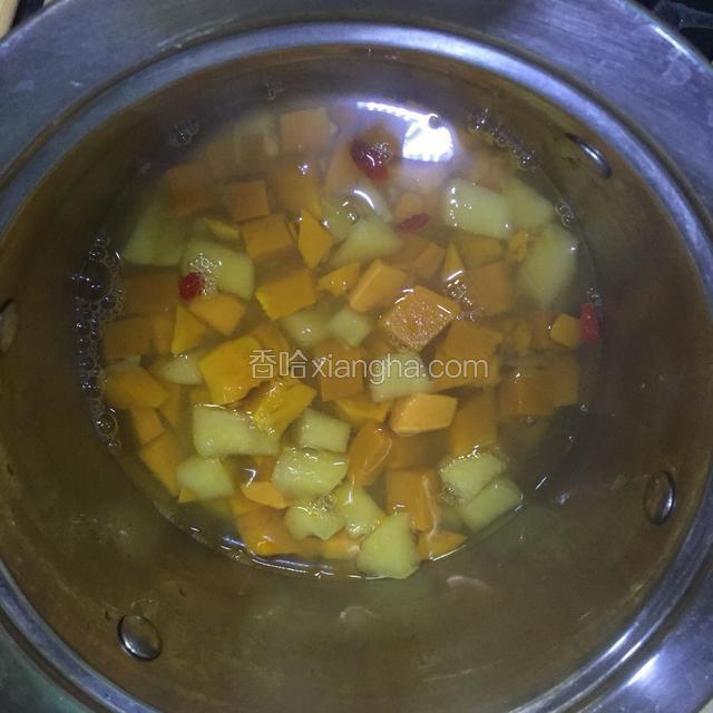 水开后，先放红薯，煮一会再放苹果和南瓜，小火慢炖，这样汤更加鲜美