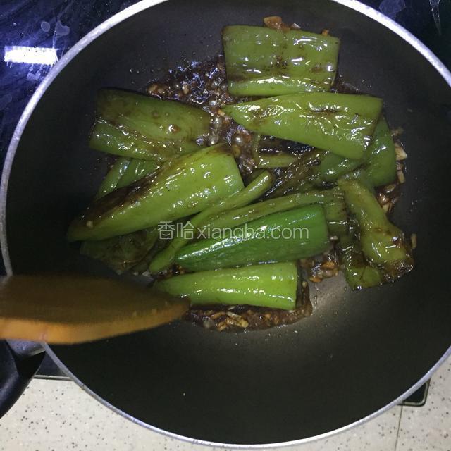 加青椒。收汁便可以起锅了