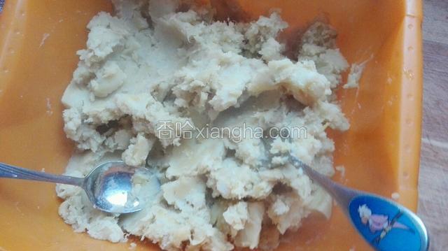 蒸熟的红薯用筷子轻松可以扎透。用小勺碾碎。