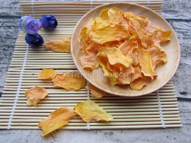 出炉后的红薯片很脆，要及时密封，不然容易受潮变软