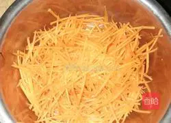 Illustration of how to make carrot and egg pancakes 1