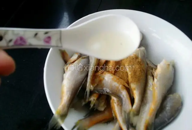把鱼，加少许十三香，两汤勺料酒