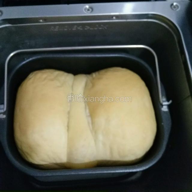 50分钟过后，拿出来倒在烤架上晾凉，再装入保鲜袋中保存，防止干不好吃