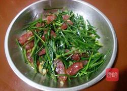 韭菜花炒腊肠的做法图解5