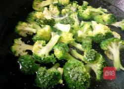 胡萝卜炒西兰花的做法图解1