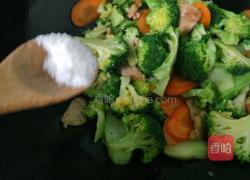 胡萝卜炒西兰花的做法图解8