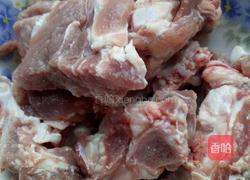 龙骨烧萝卜丁的做法图解2