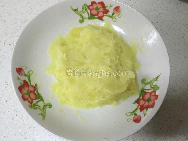 蒸熟的土豆捣成泥