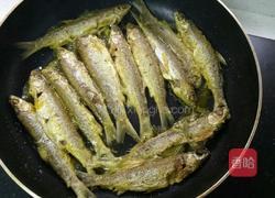 菜油煎洞庭湖油叼子鱼的做法图解4