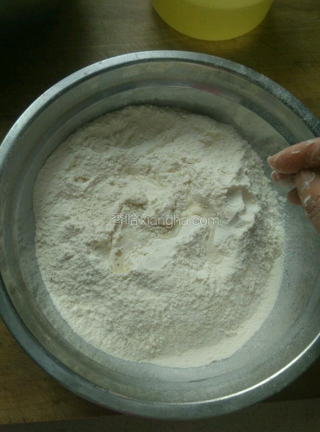取适量面粉一点一点加水搅拌