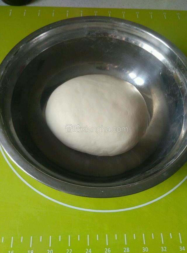 和成光滑的面团，饧面一个小时