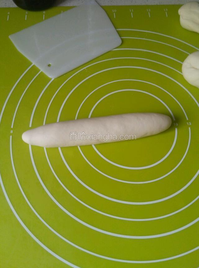 面团揉搓成条状