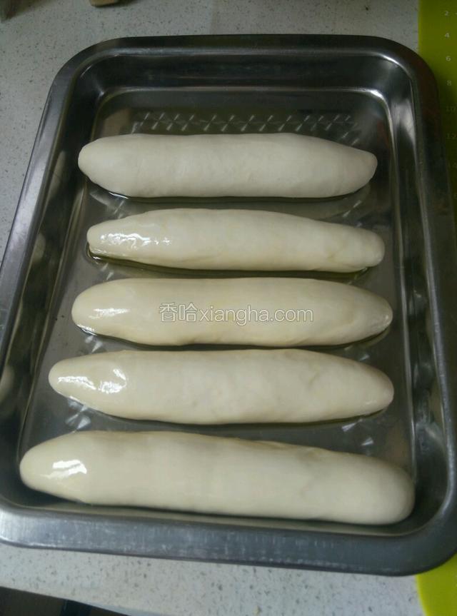 放盘子里抹上食用油，表面都要抹到