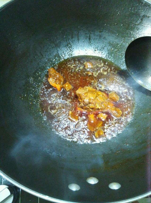 放适量肉臊子翻炒