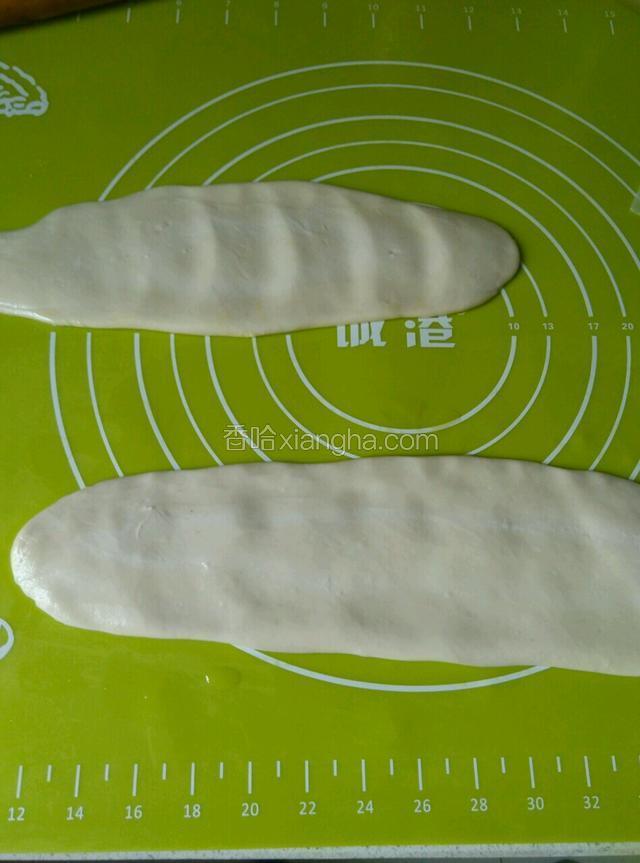 饧好的面拿出来用手压平