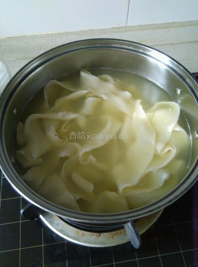 下面条的水多放点，下面的量一次不要太多，锅开后点一次水，喜欢吃青菜或者菠菜可以放点