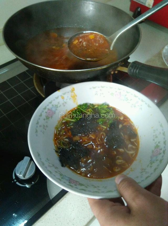 面出锅前把烧好的汤盛进碗里