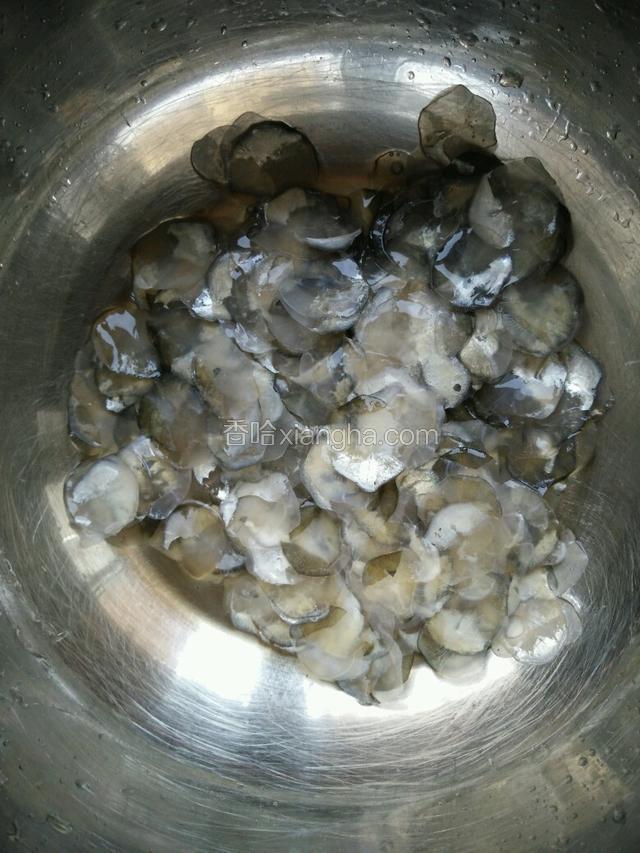 鱼鳞洗净，然后用料酒泡一会，大概10分钟左右（这是一条鱼的鱼鳞，尽量选择大鱼的鱼鳞）