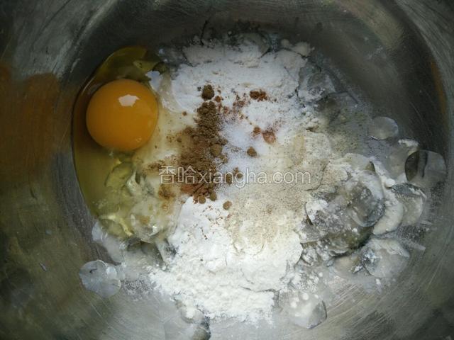 把多余的料酒倒掉，然后加入面粉，鸡蛋，胡椒粉，盐，五香粉，孜然粉