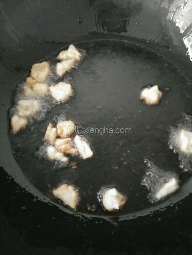 锅里倒油，烧至6成热的时候放入鱼鳞开始炸，小火炸制，最好一片两片这样的炸，多了一起炸容易粘到一起，中间的鱼鳞不容易熟！影响口感