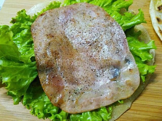 卷上生菜，火腿，我还撒了一些胡椒粉。