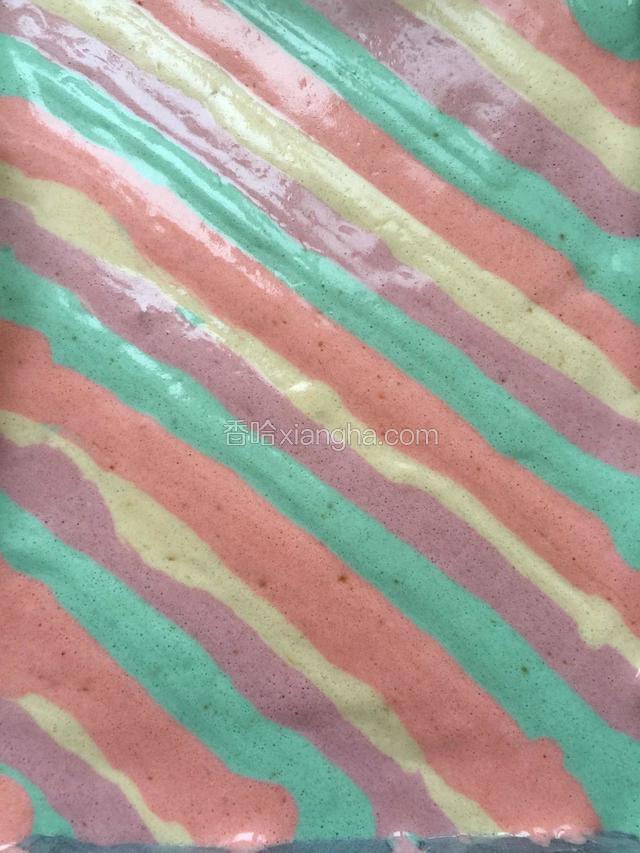 颜色间隔开挤入铺了油纸的烤盘中，烤箱170度预热五分钟，烤15分钟。