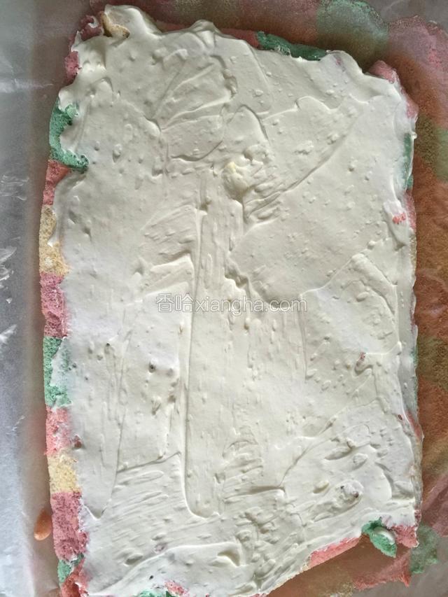 奶油抹到蛋糕上。