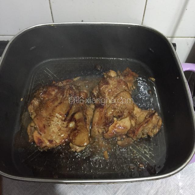 1.小火不放油将鸡皮朝下煎至两面金黄   2.将上一步照烧汁浇上 3.小火收汁浓稠即可。
