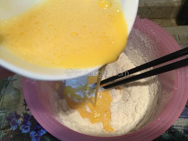 将鸡蛋打散加入水分次倒入面粉中