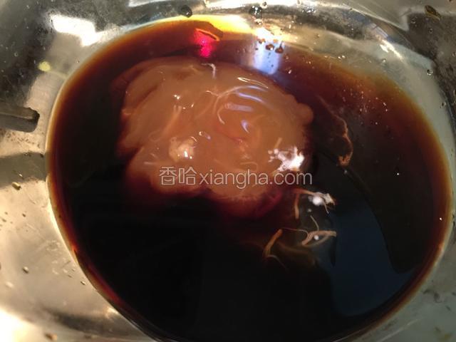 另起一锅！倒入生抽，鲍鱼汁，稍加一点水！用筷子快速搅拌！慢慢淋入水淀粉使之浓稠关火！